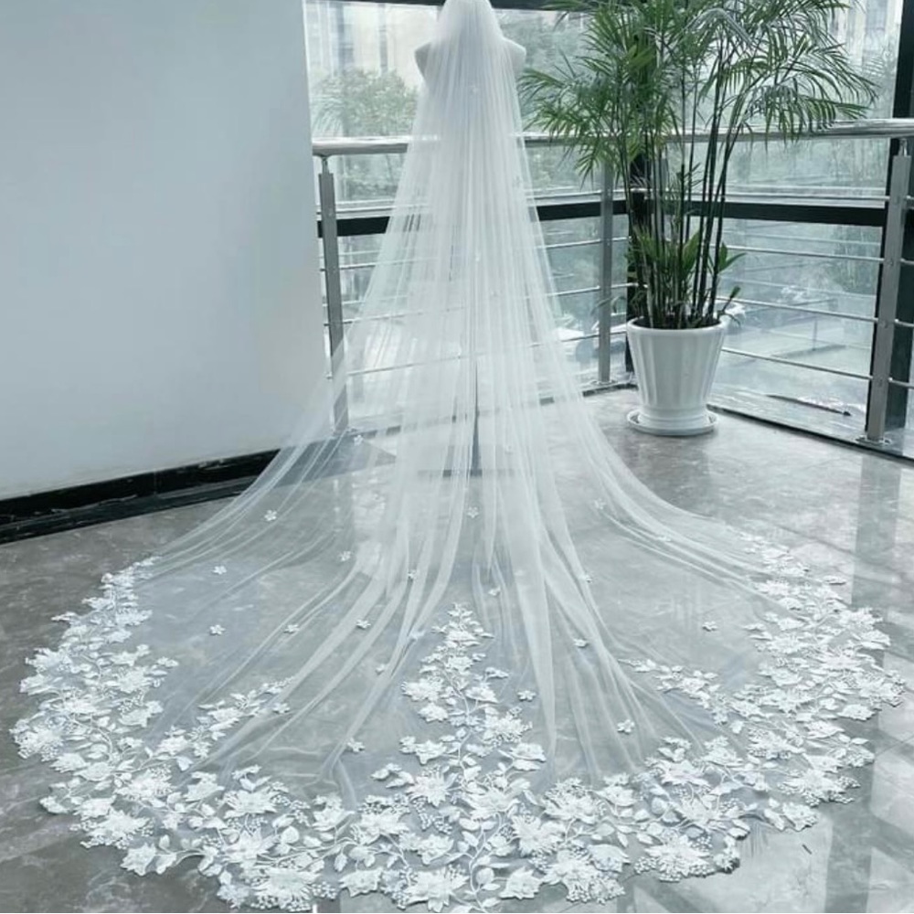 Wedding veil 90inch 
Flowers and pearls 
Ivory, comb attachment